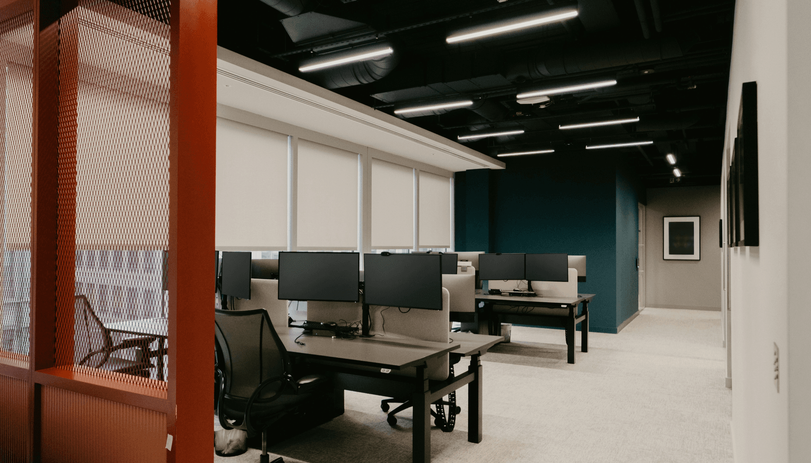 Desks arrangement at a coworking space 
