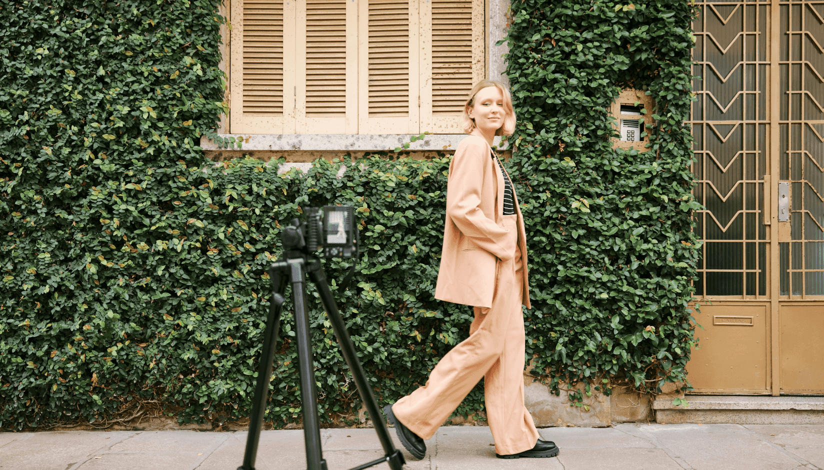 poster for influencer marketing to attract students in coworking spaces