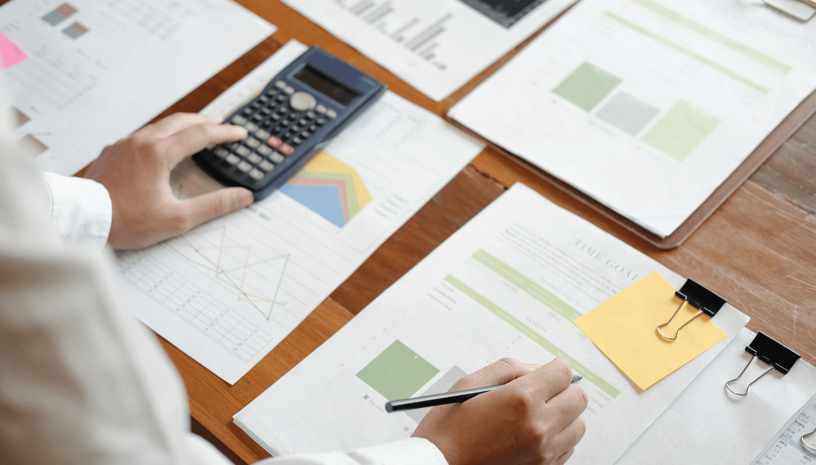 Considering pros and cons of hot desking at a coworking space